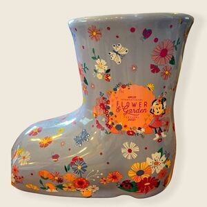 NWT Disney Epcot Minnie Vase